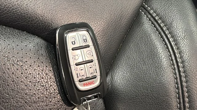 Used 2022 Crystal Metallic Chrysler Touring L image 40