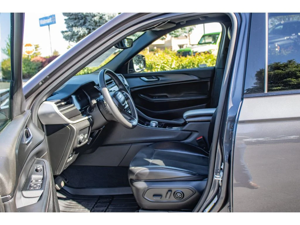 Used 2023 Baltic Gray Metallic Clearcoat Jeep Altitude image 32