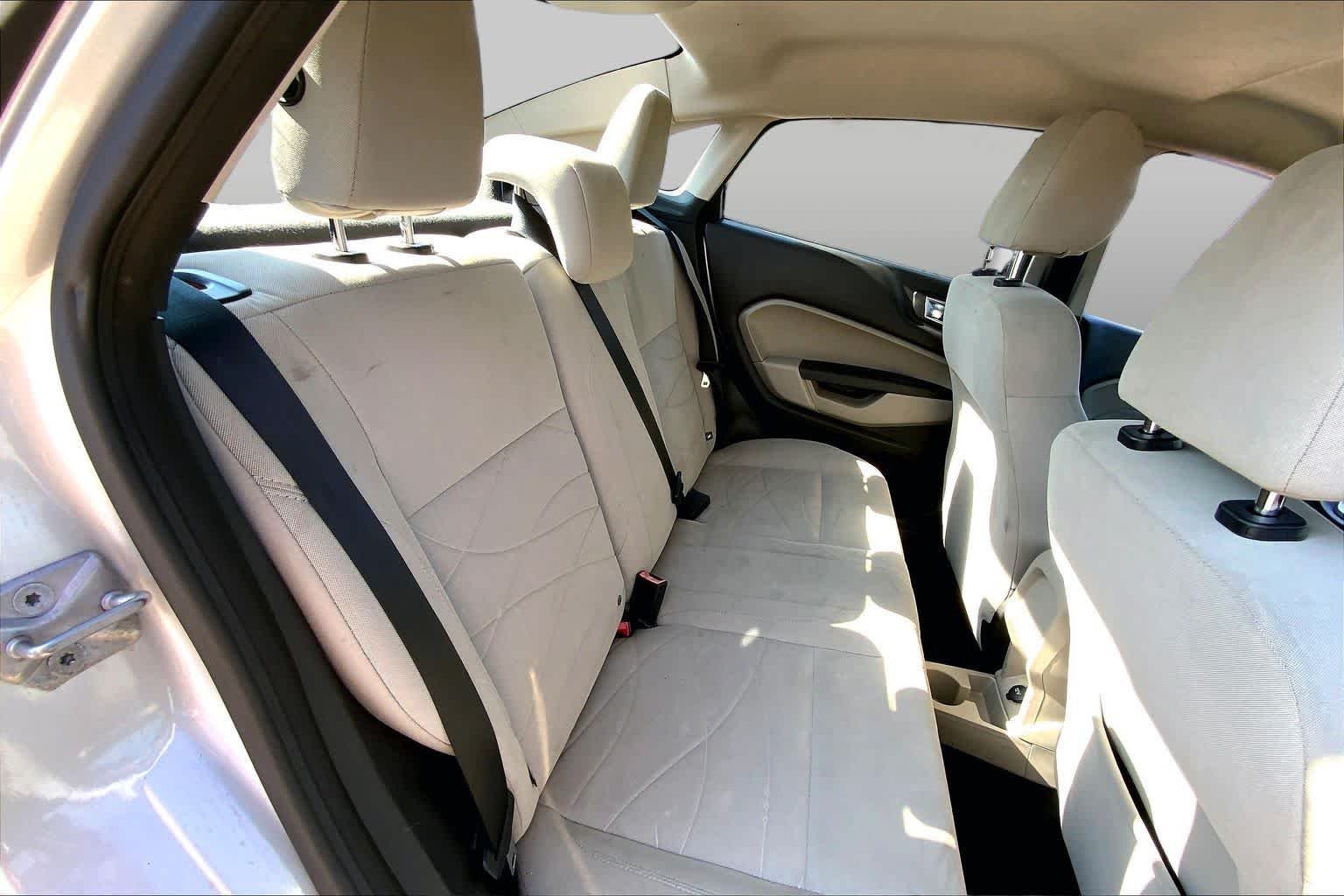 Used 2014 Ingot Silver Metallic Ford SE image 16