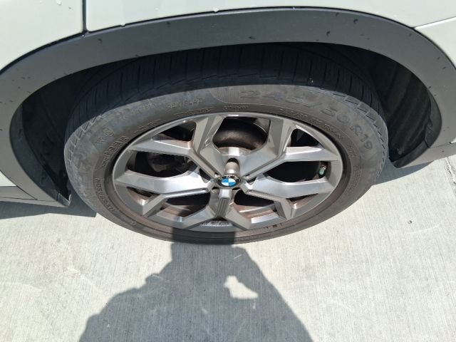 Used 2023 White BMW sDrive30i image 19