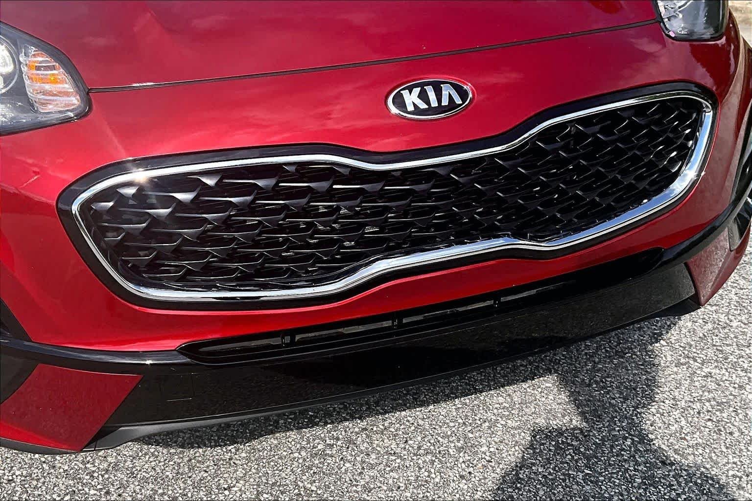 Used 2022 Hyper Red Kia LX image 29