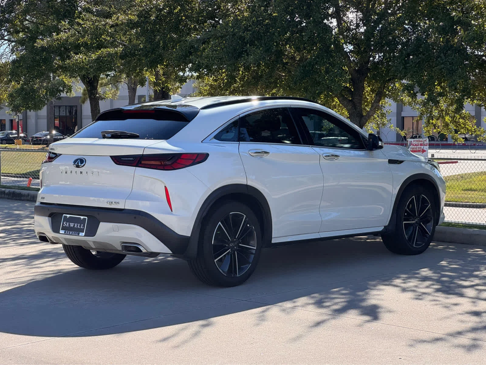 Certified Used 2022 Majestic White INFINITI LUXE image 4