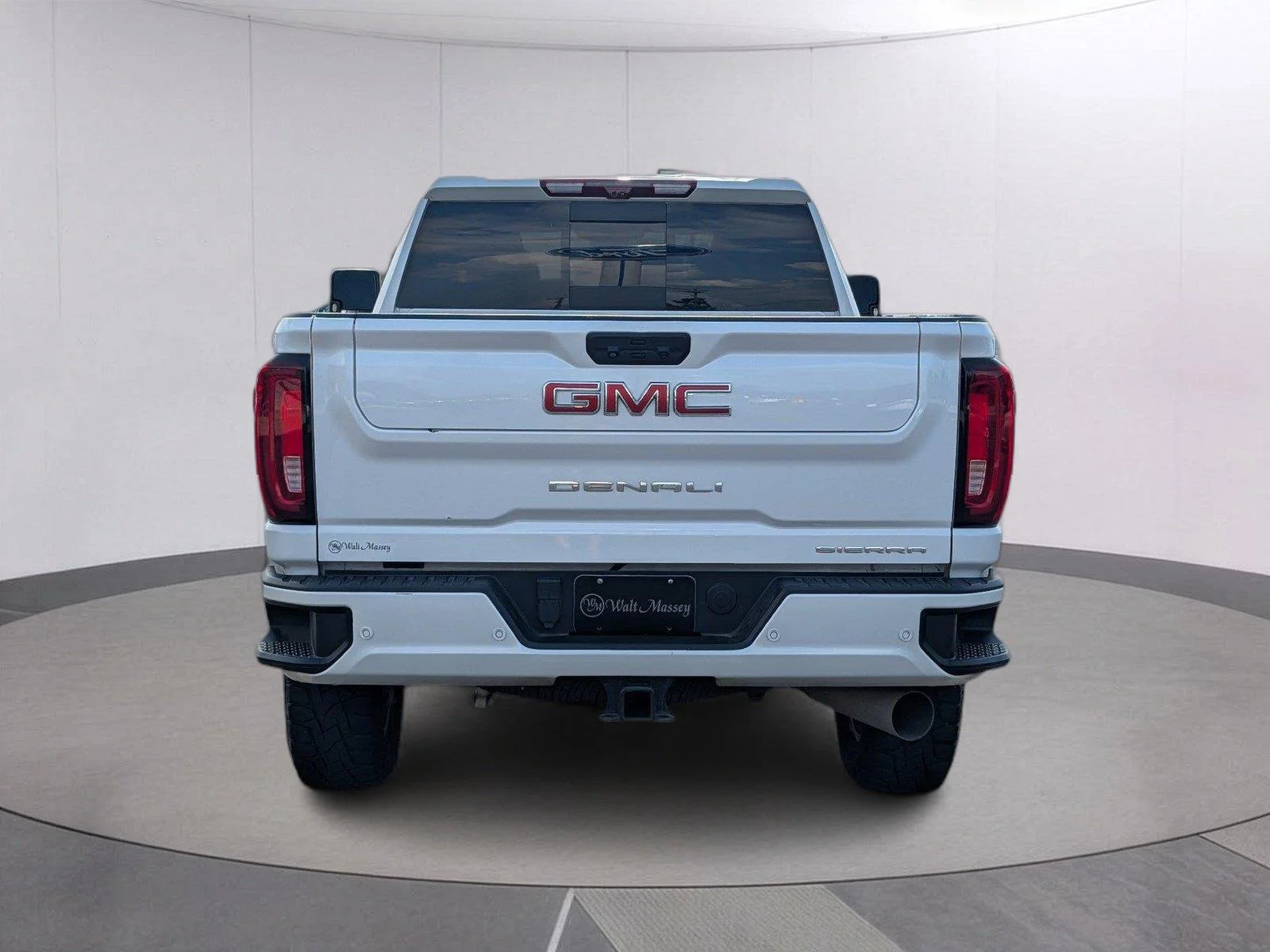 Used 2022 White Frost Tricoat GMC Denali image 4