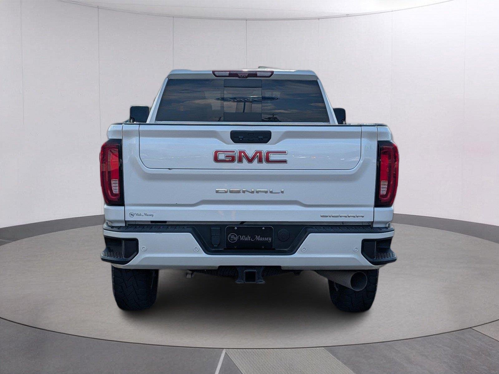 Used 2022 White Frost Tricoat GMC Denali image 4