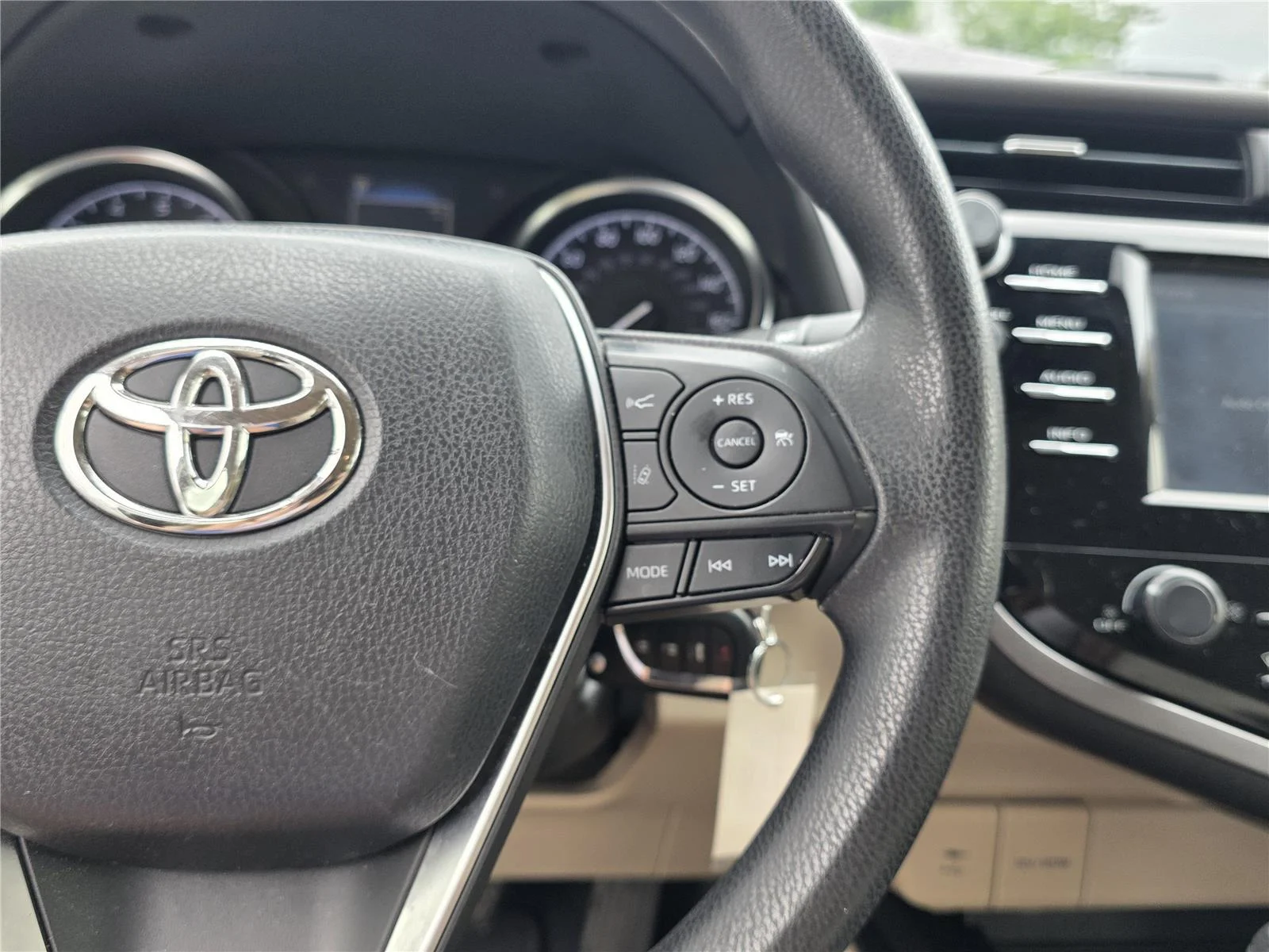 Used 2018 Super White Toyota LE image 17