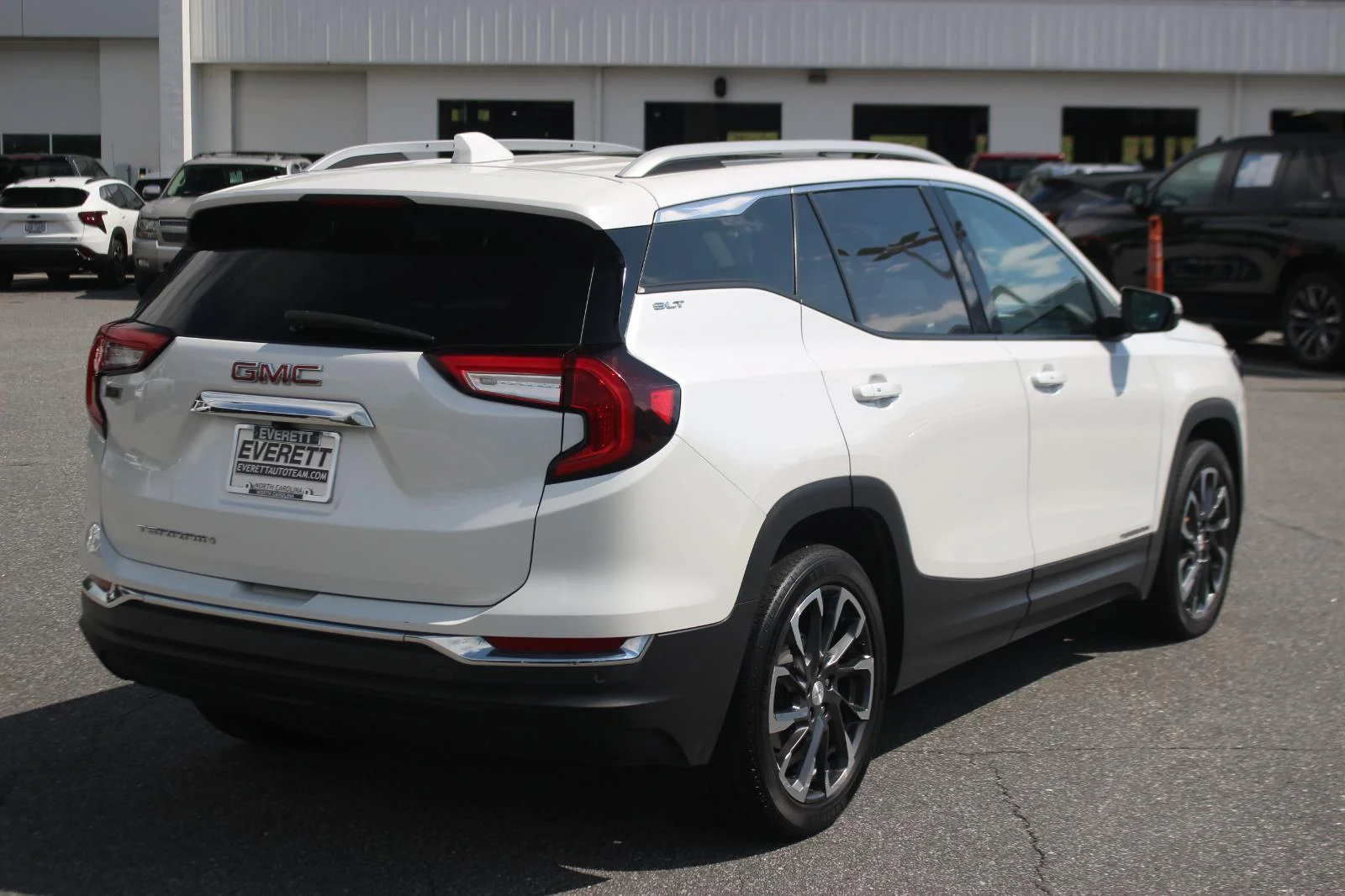 Used 2022 White Frost Tricoat GMC SLT image 7