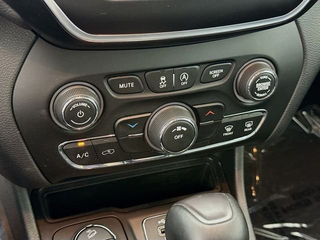 Used 2019 Black Jeep Latitude Plus image 15