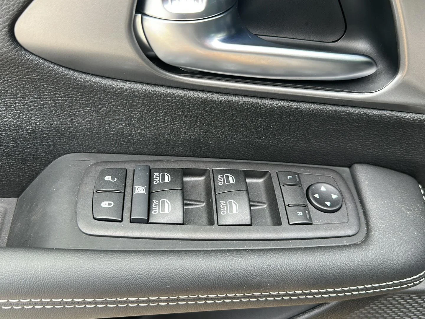 2026 Chrysler Pacifica Select - Photo 10