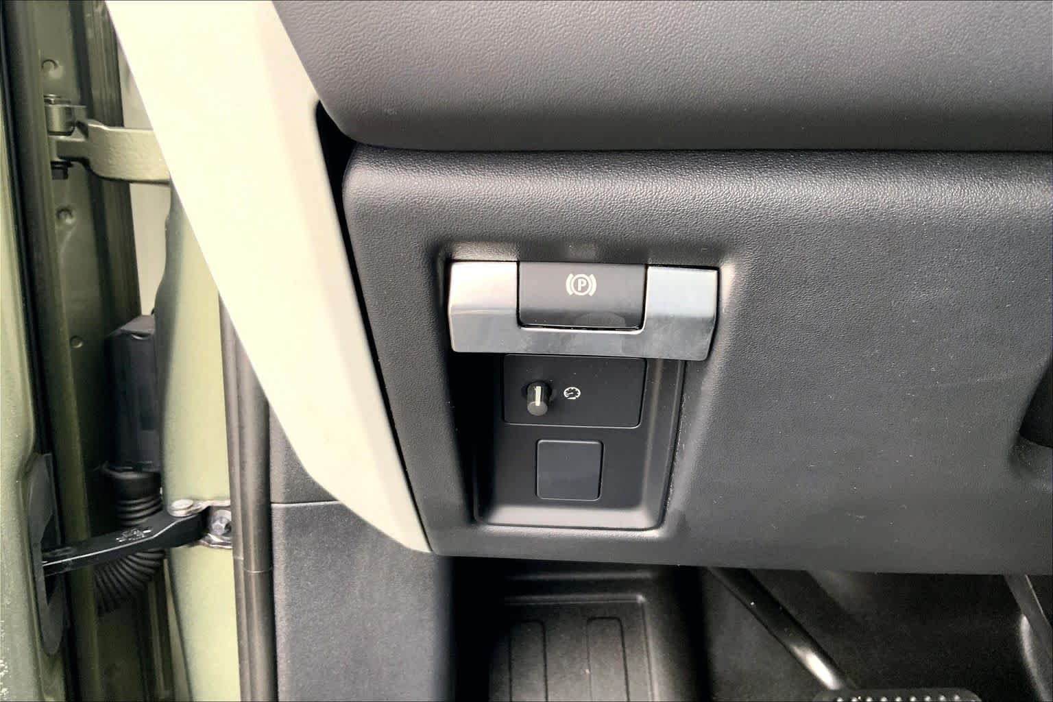 Used 2023 Pangea Green Metallic Land Rover S image 30