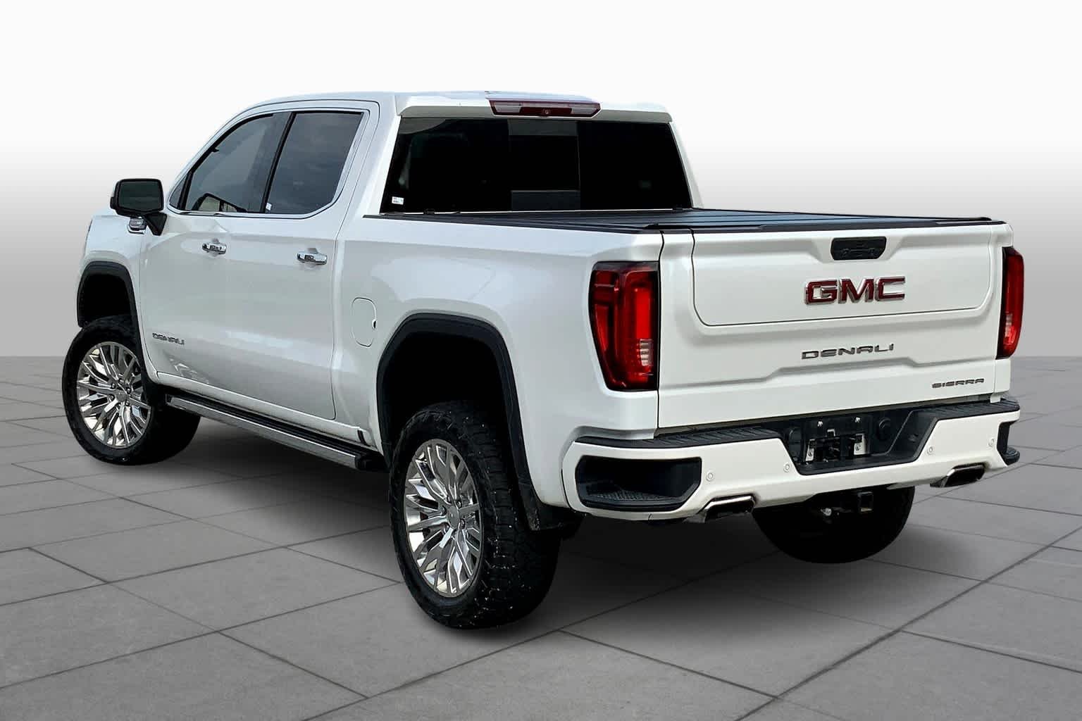Used 2019 White Frost Tricoat GMC Denali image 12