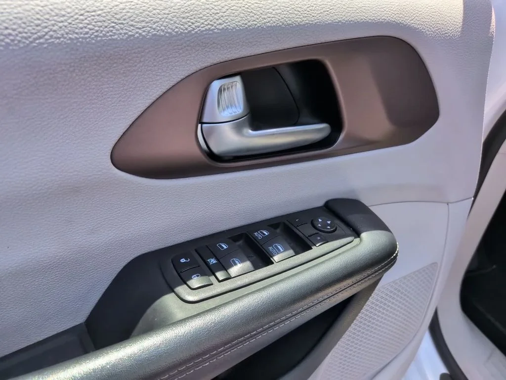 Used 2023 White Chrysler LX image 11