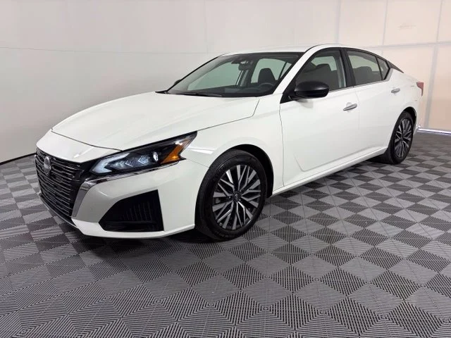 Used 2025 White Nissan 2.5 SV image 3