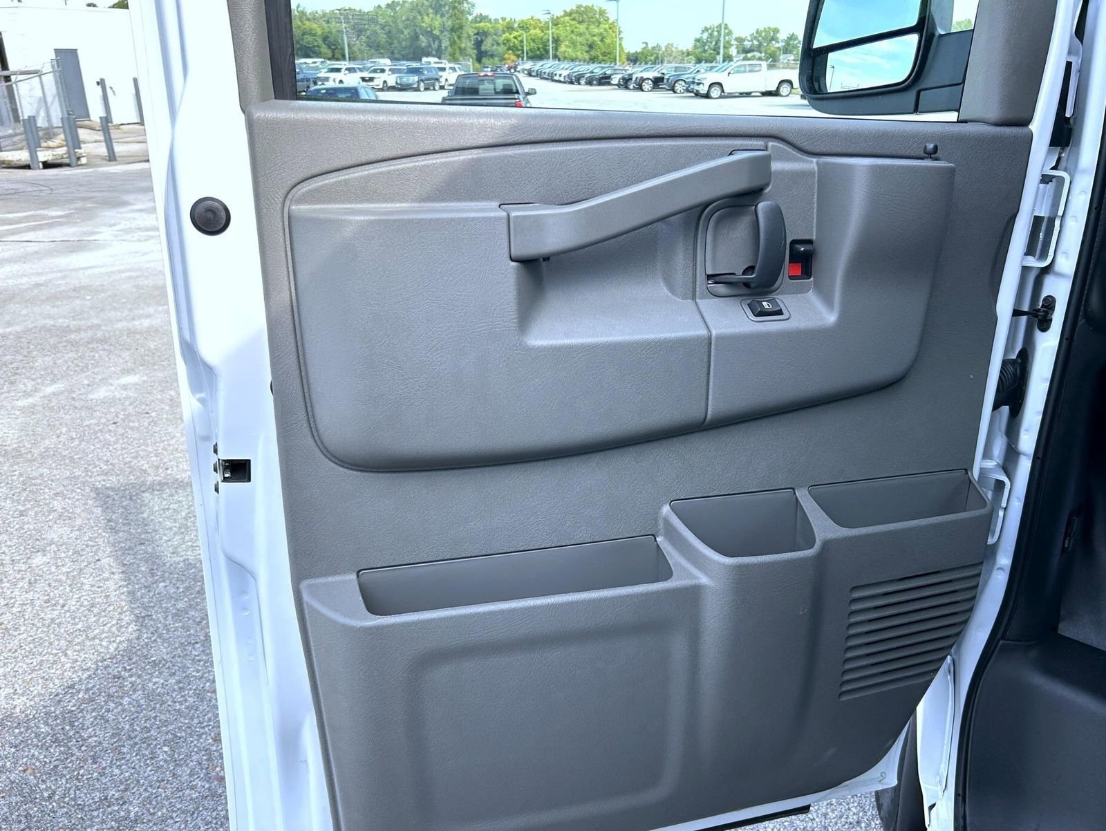 2025 Chevrolet Express Cargo Work Van - Photo 9