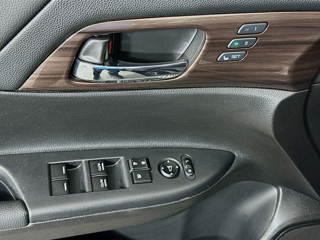 Used 2017 Crystal Black Pearl Honda Touring image 18