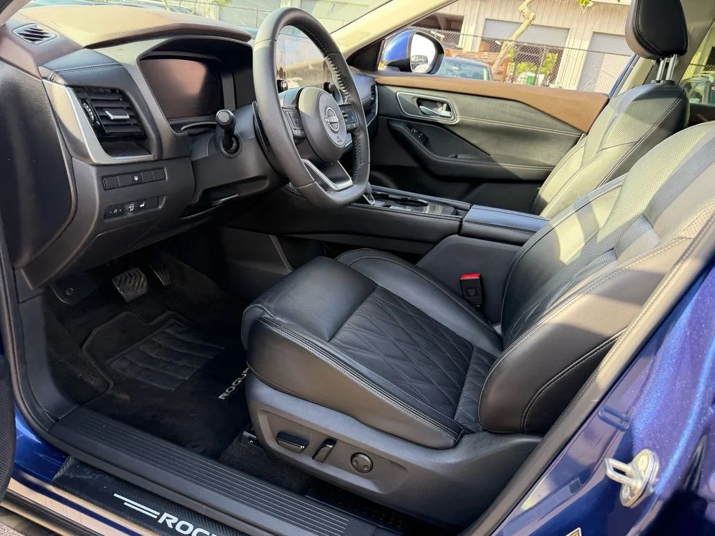 Used 2023 Blue Nissan Platinum image 11