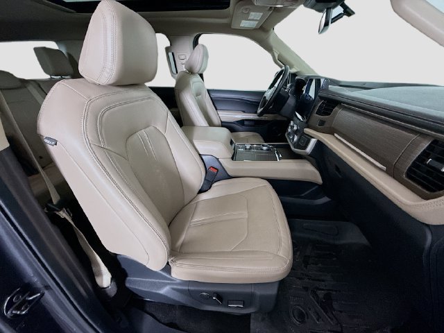 Used 2022  Ford Limited image 30