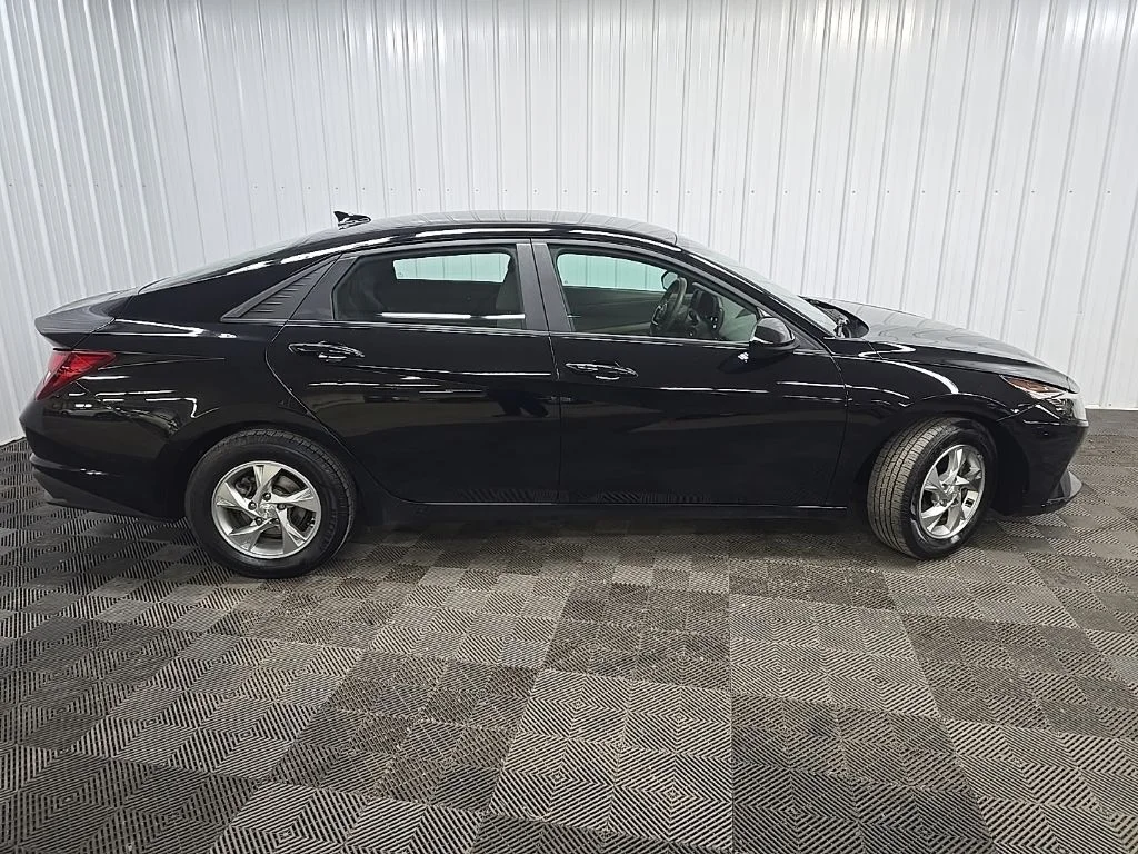 Used 2022 Black Hyundai SE image 2