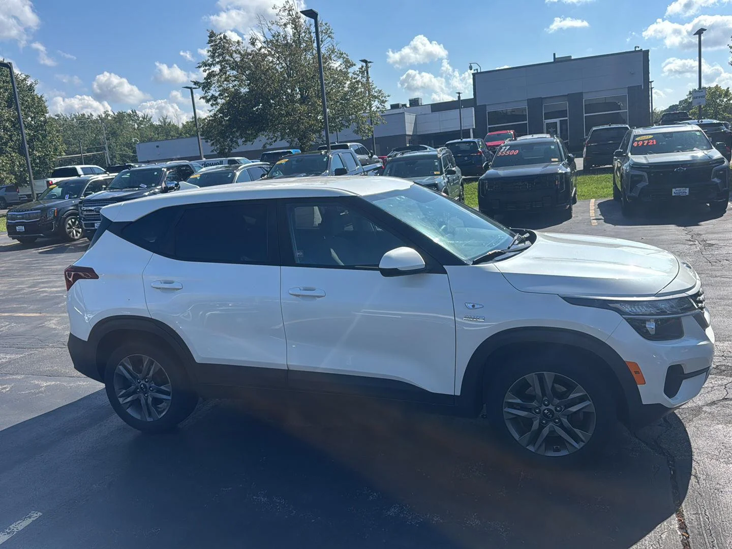 Used 2021 Snow White Pearl Kia LX image 10