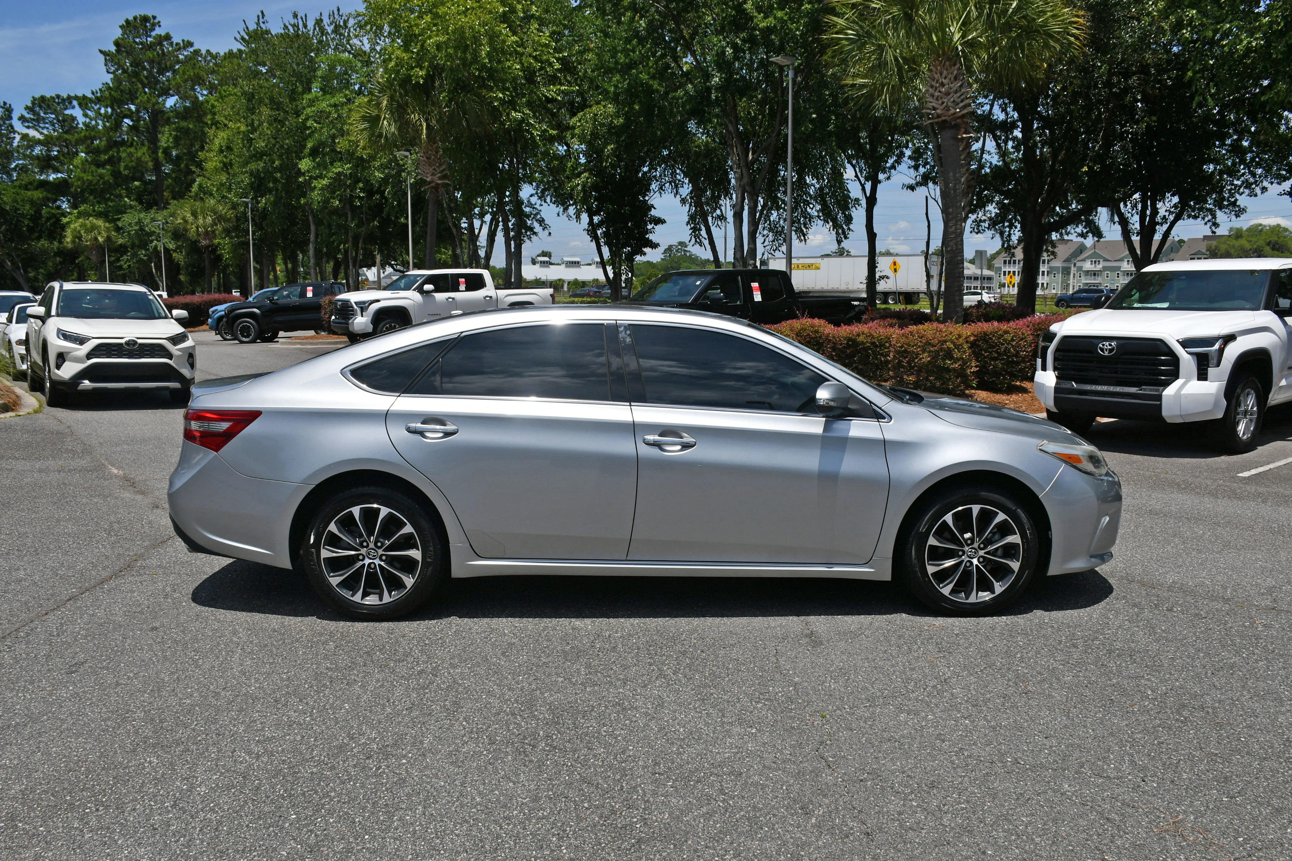 Used 2018 Silver Toyota XLE image 5