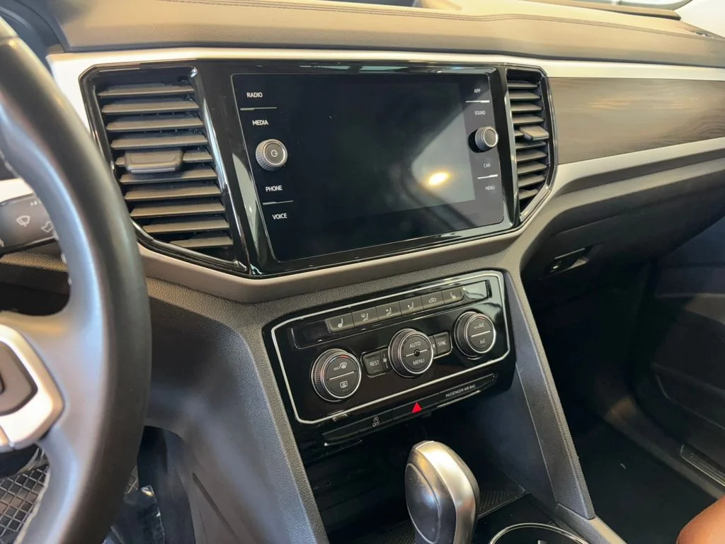Used 2022 White Volkswagen 3.6L V6 SE w/Technology image 18