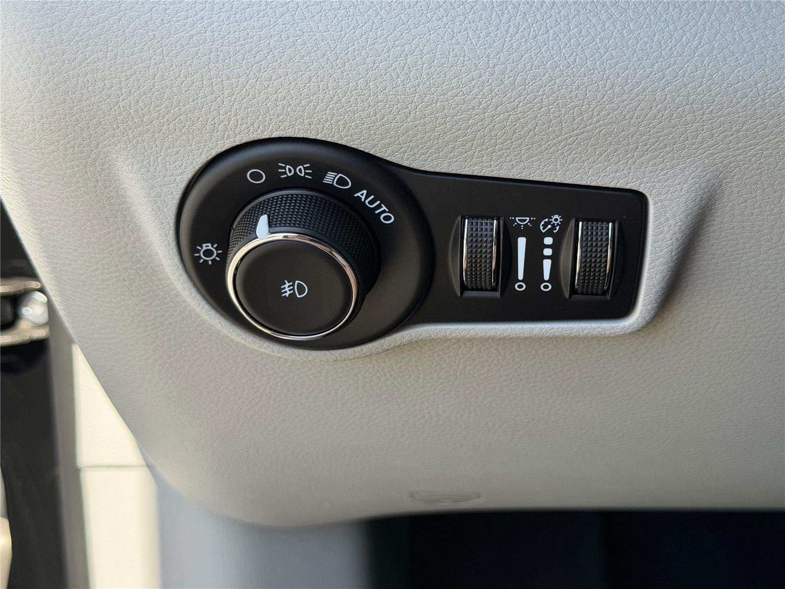 Used 2023 Diamond Black Crystal Pearlcoat Jeep Limited image 16