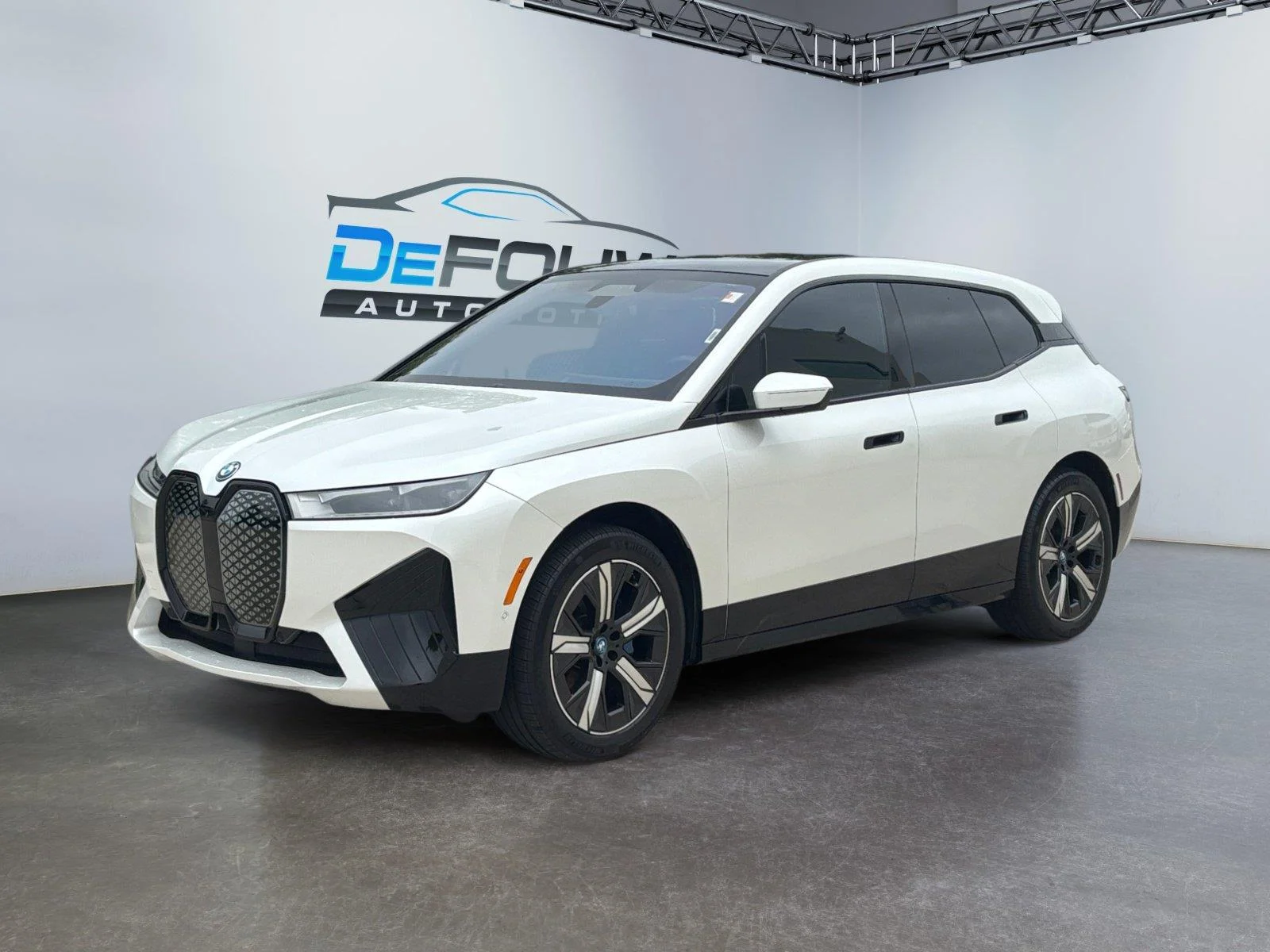 Certified Used 2025 Mineral White Metallic BMW xDrive50 image 7