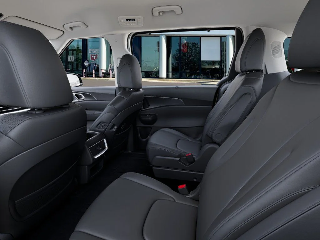 New 2027 Ivory Silver Kia EX image 18