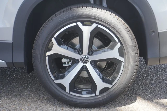 New 2026 Pyrite Silver Metallic Volkswagen SE image 13