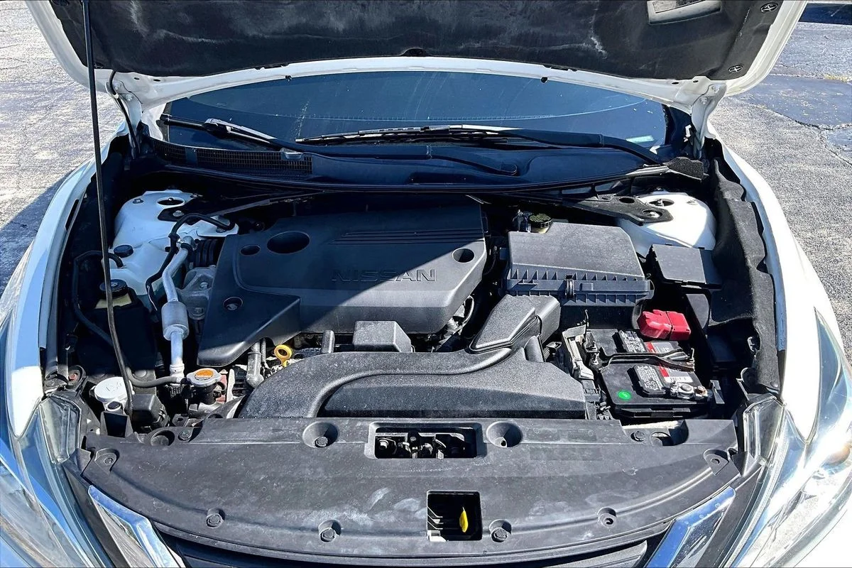 Used 2016 White Nissan 2.5 SV image 32