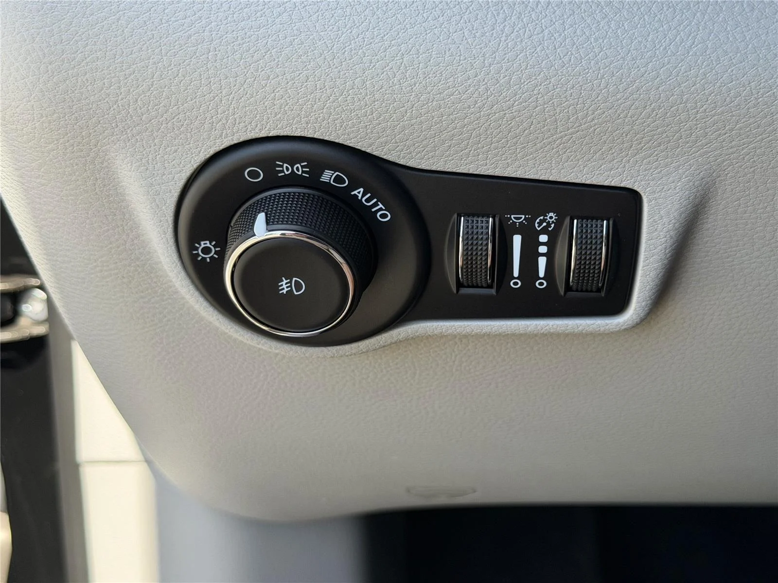 Used 2023 Diamond Black Crystal Pearlcoat Jeep Limited image 16