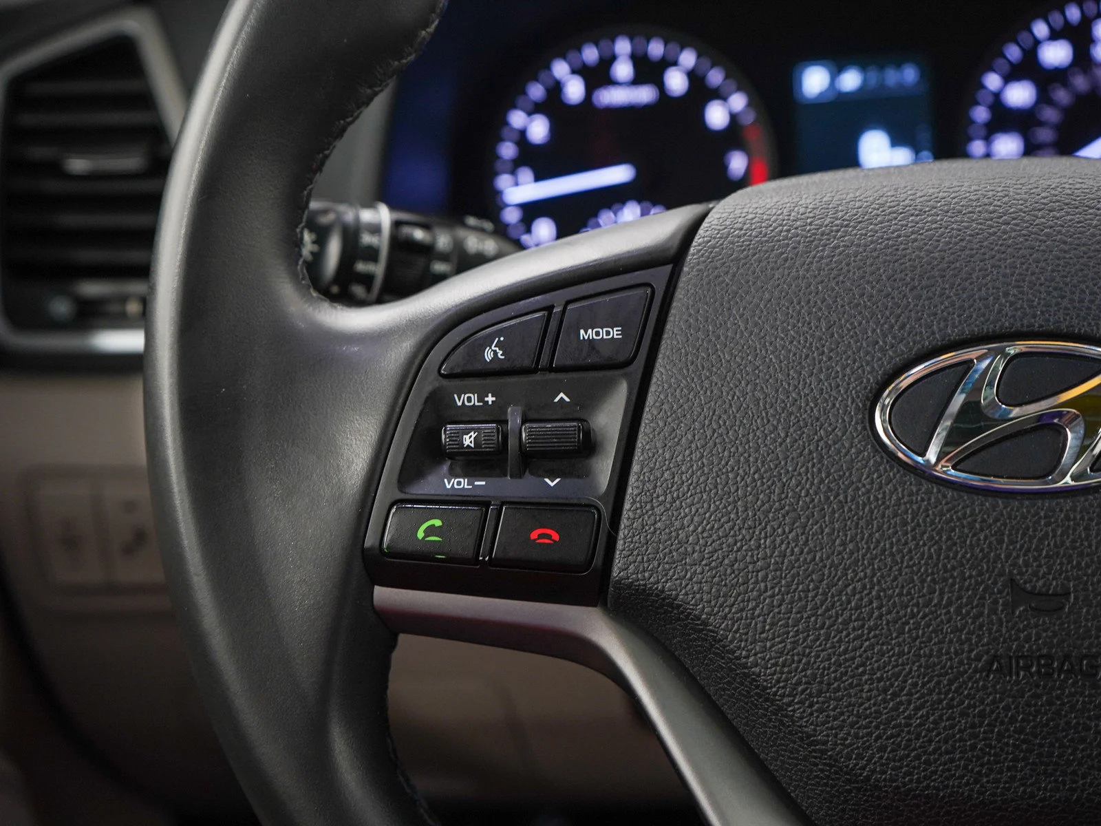 Used 2018 Black Noir Pearl Hyundai Value image 26