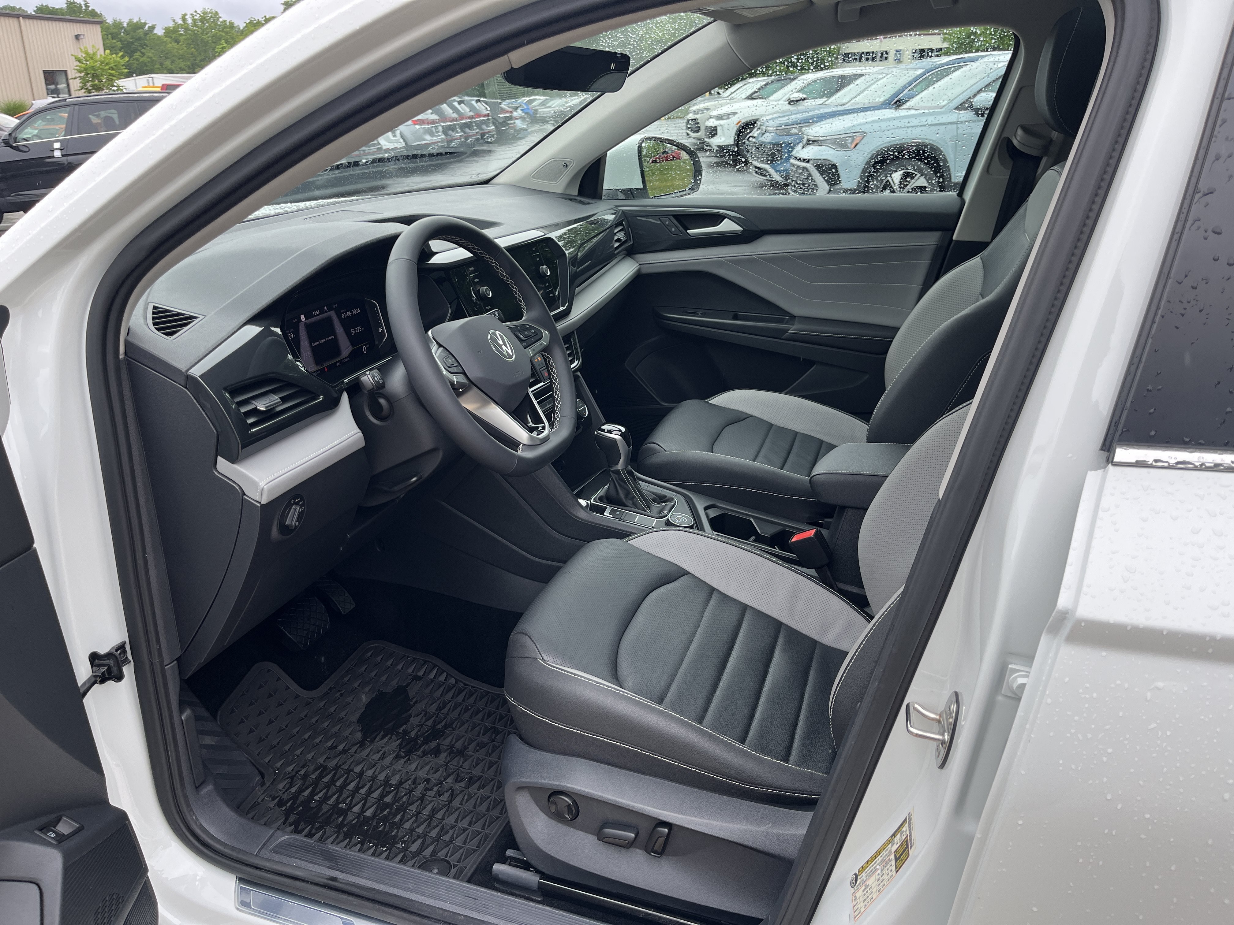 Used 2024  Volkswagen SEL image 18