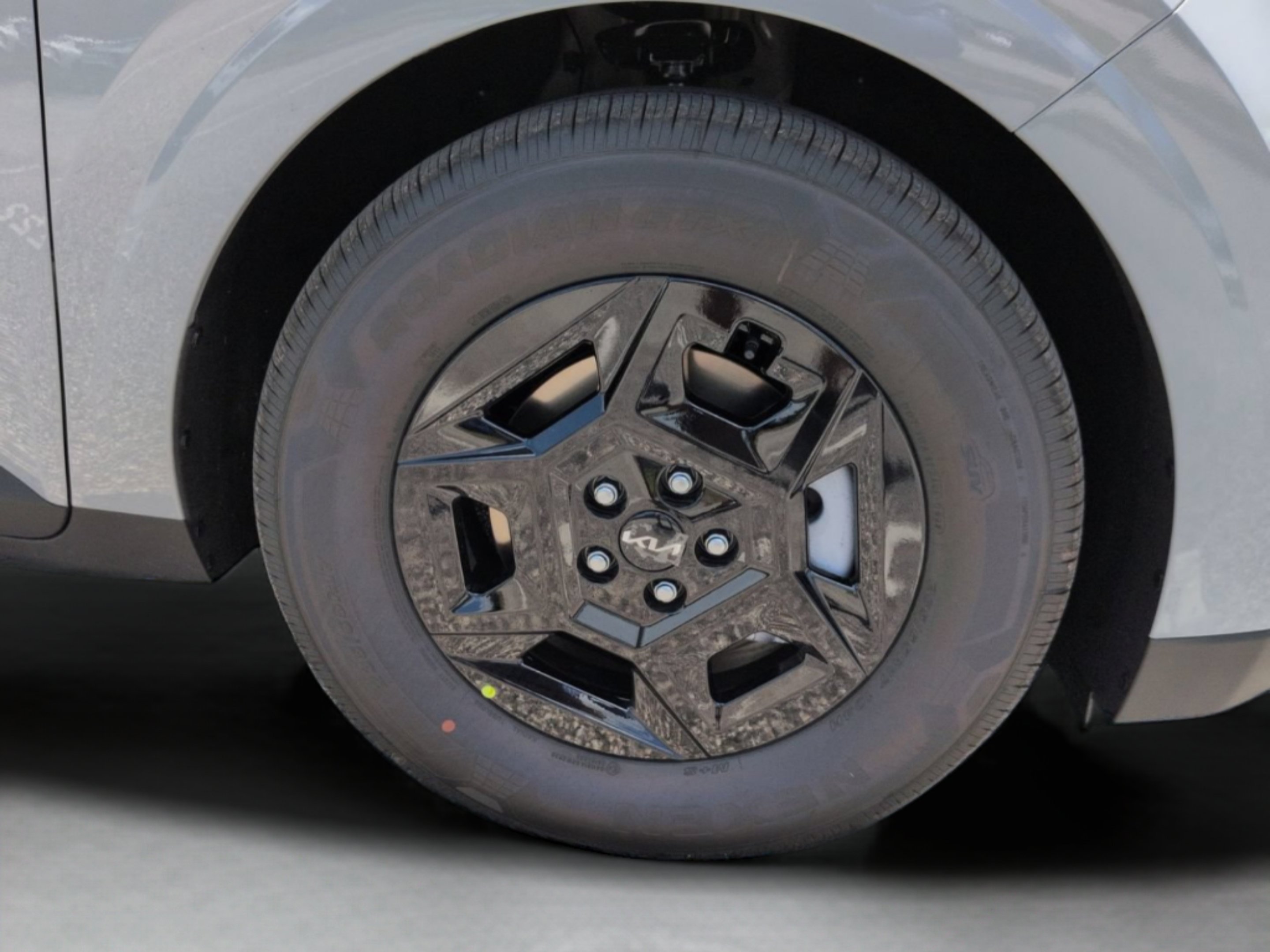 New 2027 Ceramic Silver Kia LXS image 11