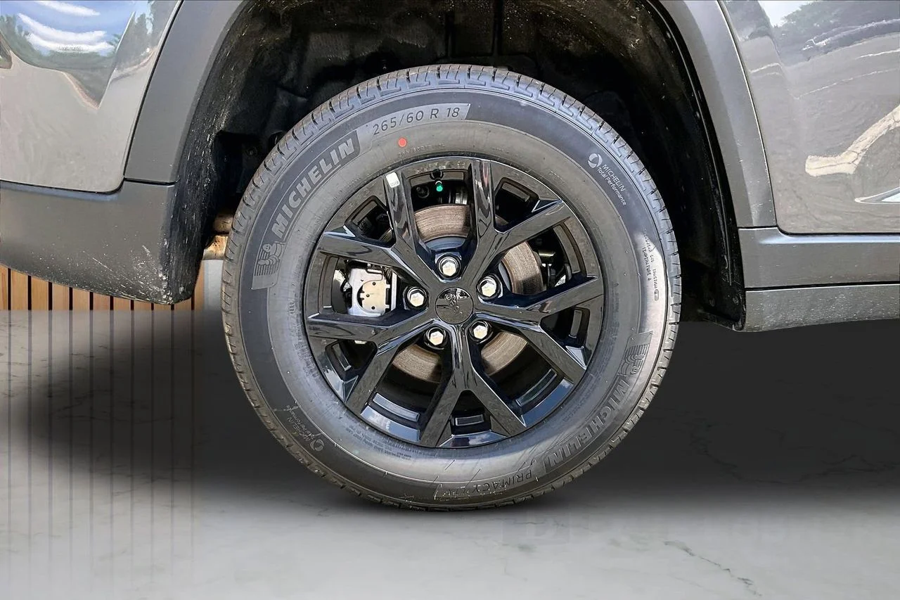 New 2026 Baltic Gray Metallic Clear-Coat Exterior Paint Jeep Altitude image 34
