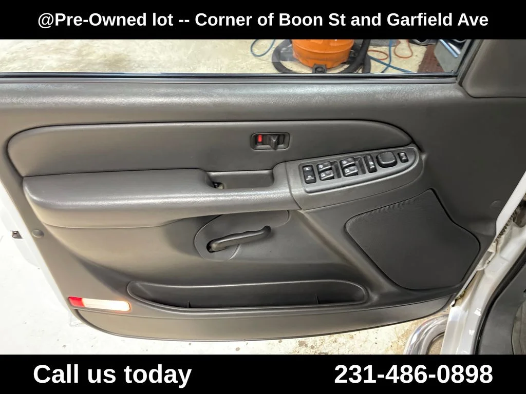 Used 2006 White Chevrolet LT image 15