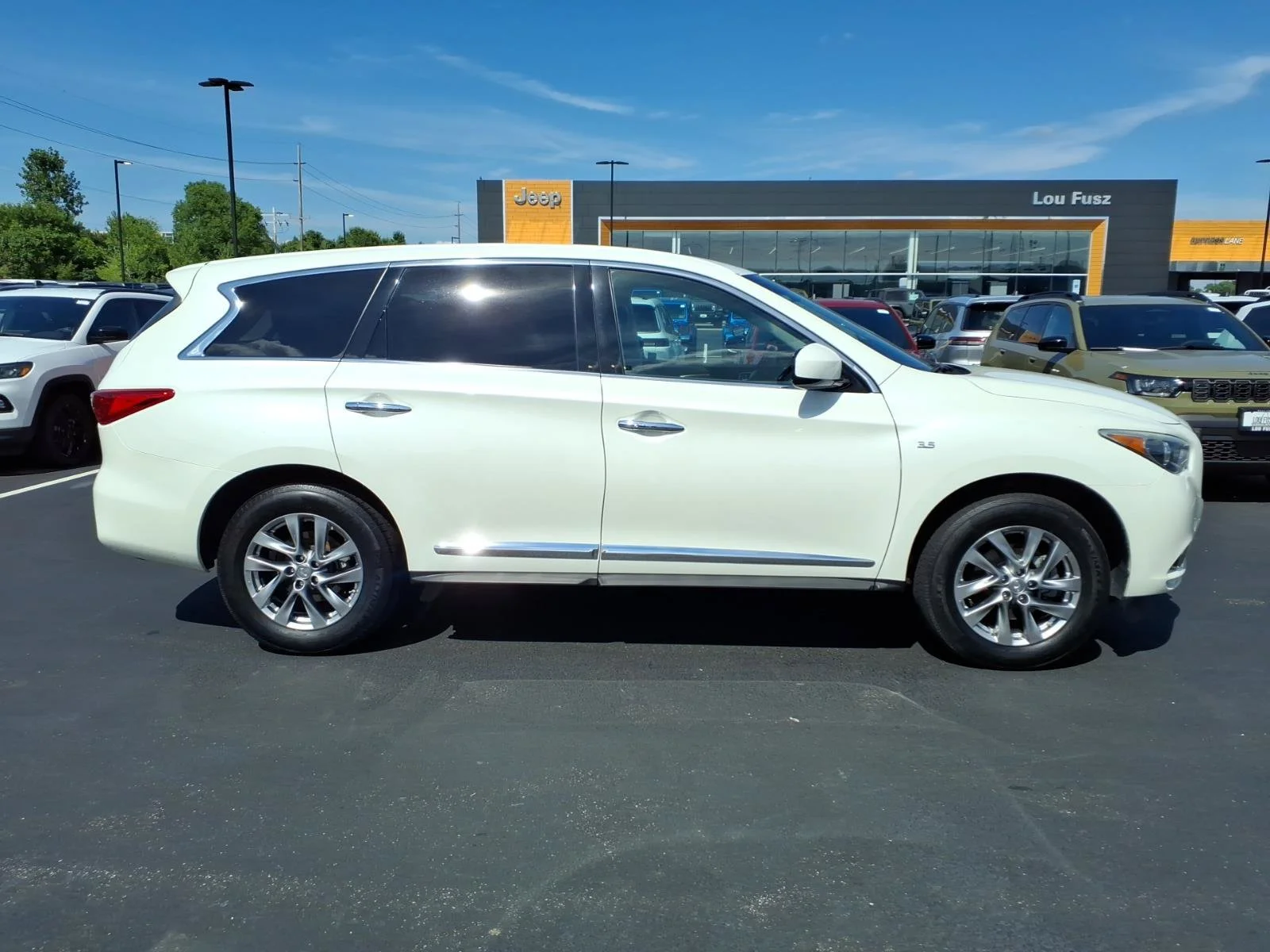 Used 2015 Majestic White INFINITI Base image 29