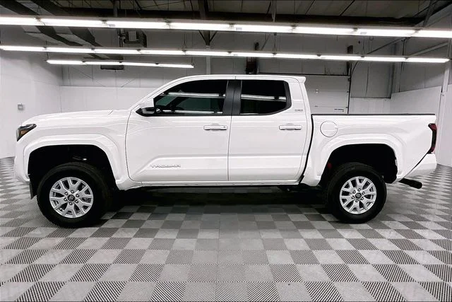 2025 Toyota Tacoma SR5 - Photo 14