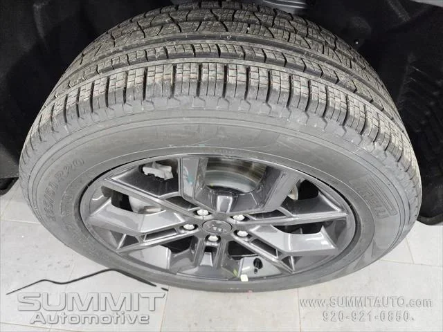 New 2025 Silver Zynith Exterior Paint Jeep Limited image 15