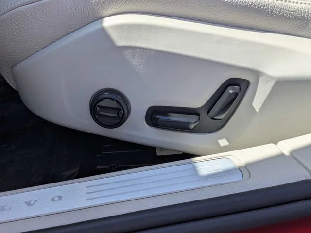 Used 2019  Volvo Momentum image 19