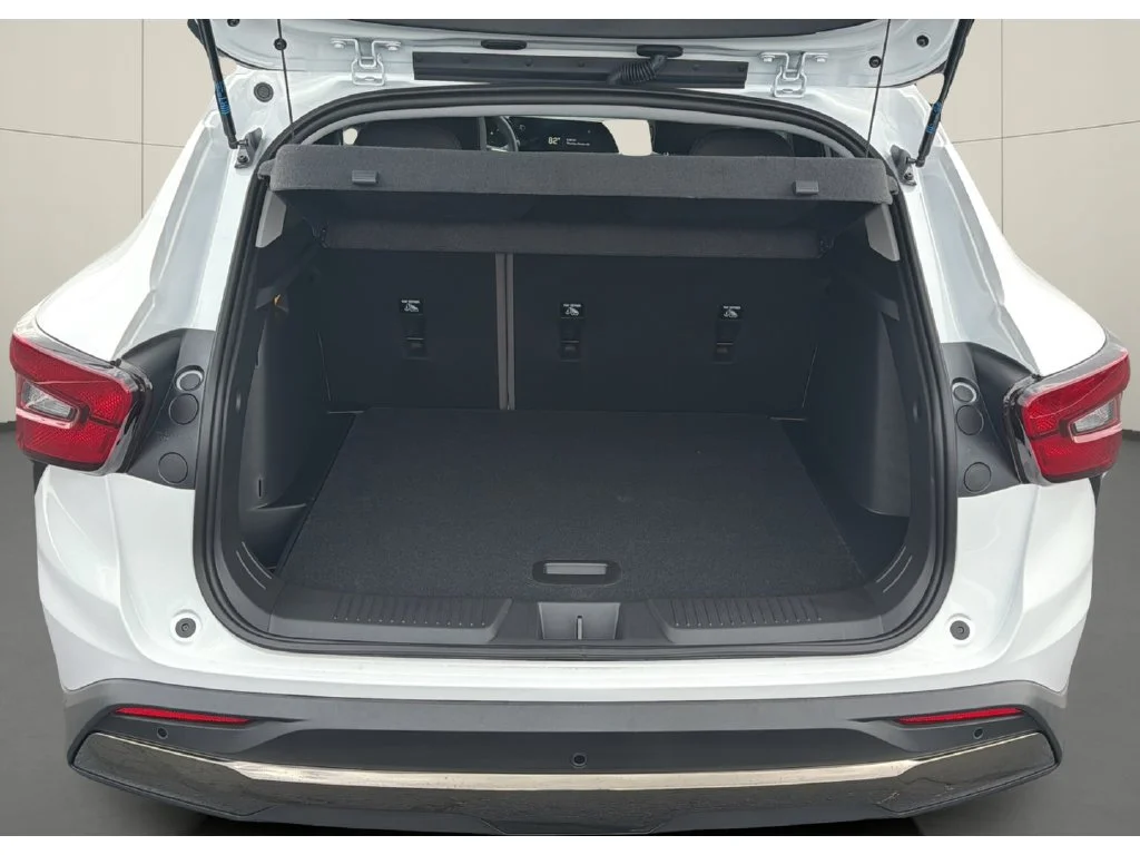 New 2026 Summit White Chevrolet ACTIV image 11