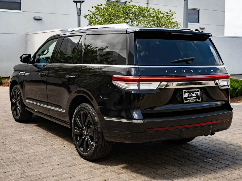 Used 2024 Infinite Black Metallic Clearcoat Lincoln Reserve image 6