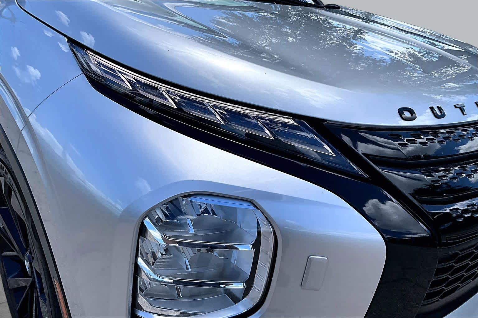 Used 2025 Alloy Silver Metallic/Black Roof Mitsubishi SEL Black Edition image 28