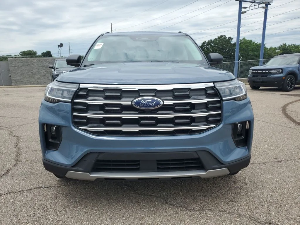 Used 2025 Vapor Blue Ford Active image 2