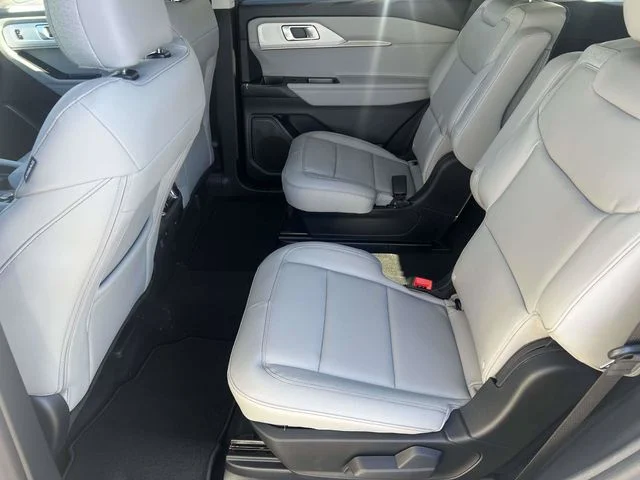 New 2026 Star White Metallic Tri-Coat Ford Active image 5