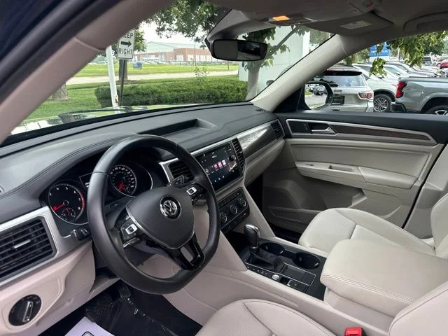 Used 2019 Blue Metallic Volkswagen 3.6L V6 SE image 17