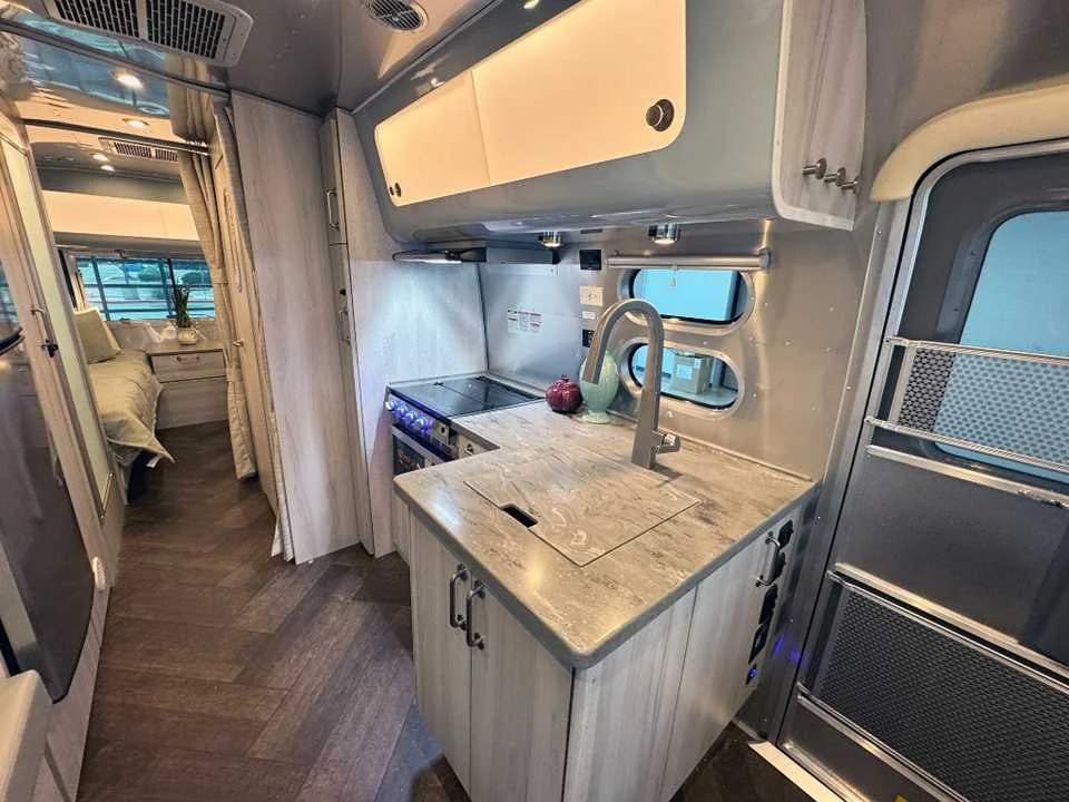 New 2027 SILVER AIRSTREAM  image 26