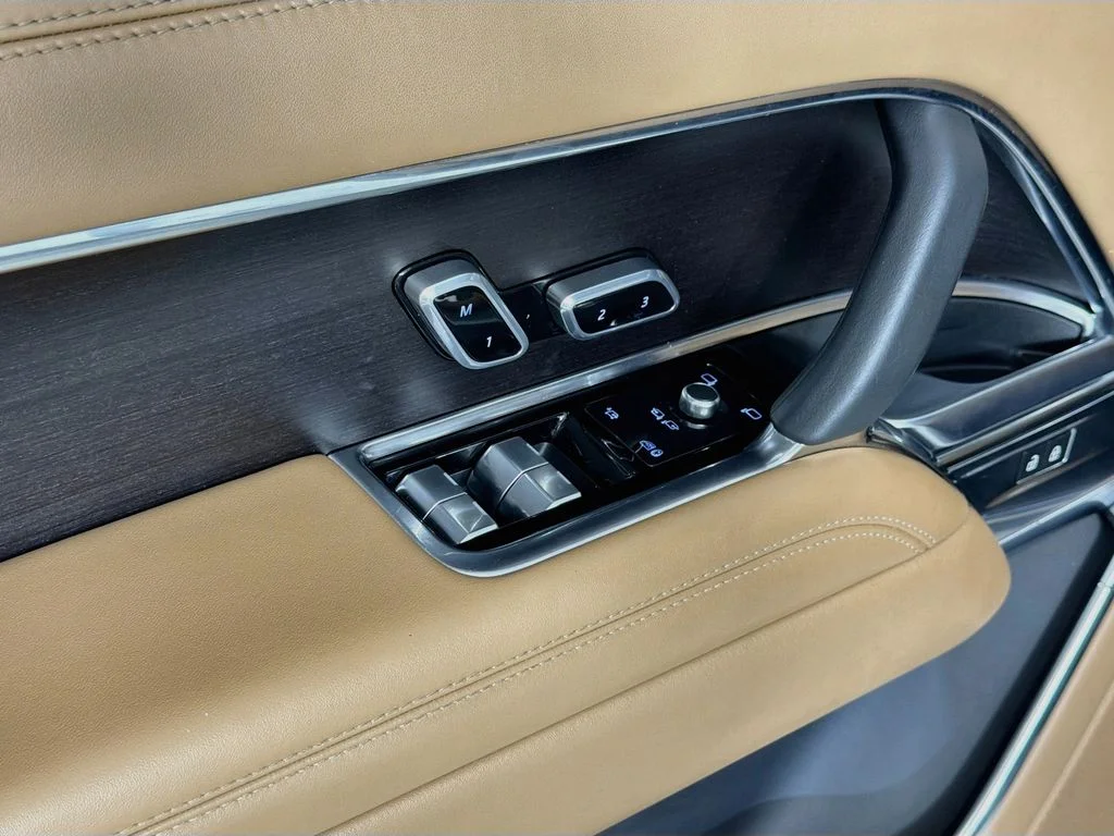 Used 2023 White Land Rover SE image 18