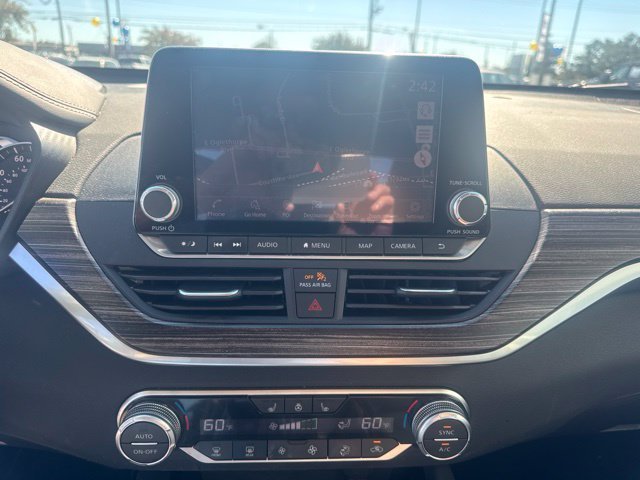 Used 2021 White Nissan 2.5 SL image 16