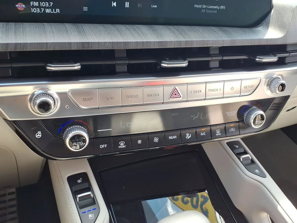 Used 2023 White Kia SX-Prestige image 24