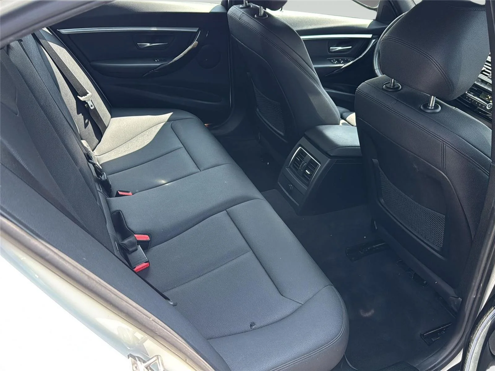 Used 2018 Alpine White BMW 328d image 31